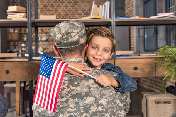 Pai militar e filho abraçando — Fotografia de Stock