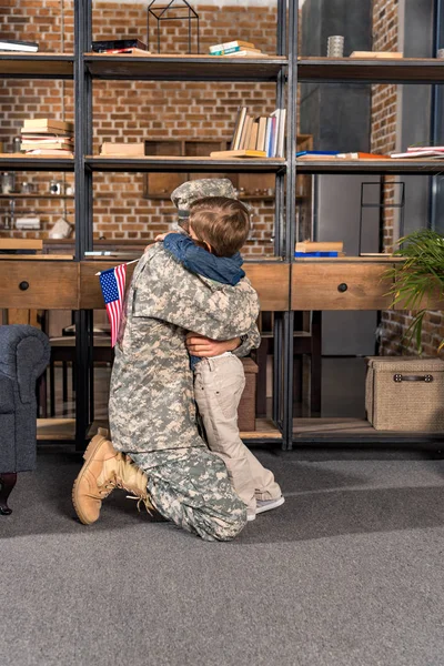 Padre in uniforme militare abbraccio figlio — Foto stock gratuita