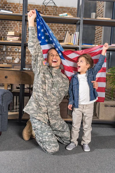 Military father and son with usa flag — Stock Photo, Image