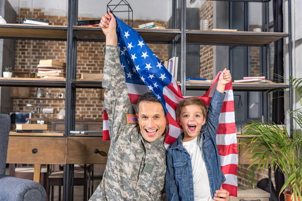 Militaire vader en zoon met usa vlag — Stockfoto