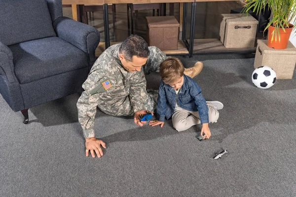 Военные отец и сын играют с игрушками — стоковое фото