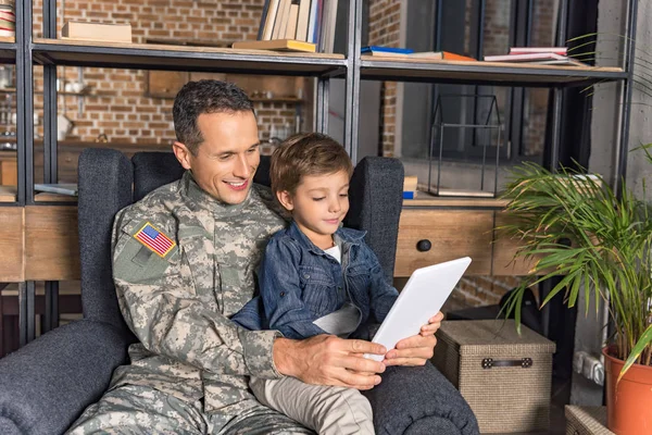 Padre e figlio militare utilizzando tablet — Foto Stock