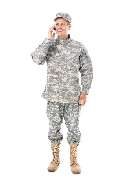 Katonai ember beszél telefonon — Stock Fotó