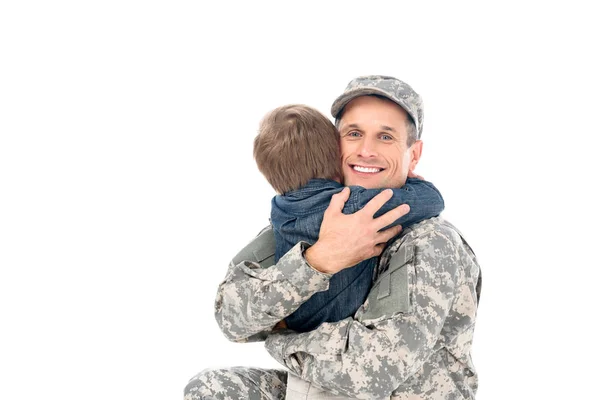 Pai em uniforme militar abraçando com filho — Fotografia de Stock