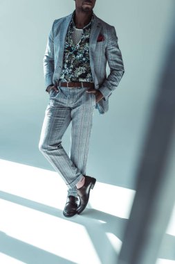 Elleri ceplerinde şık Afrikalı-Amerikalı adam