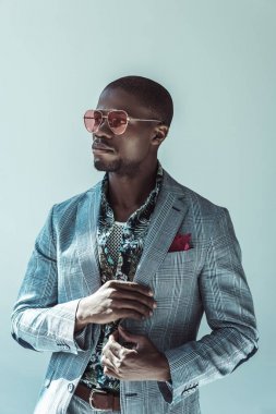 Şık takım elbise poz içinde Afrika kökenli Amerikalı adam