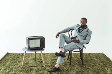 erkek güneş gözlüğü ve tv ile sandalye takımı