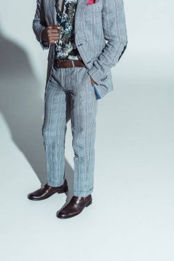 Şık takım elbiseli adam