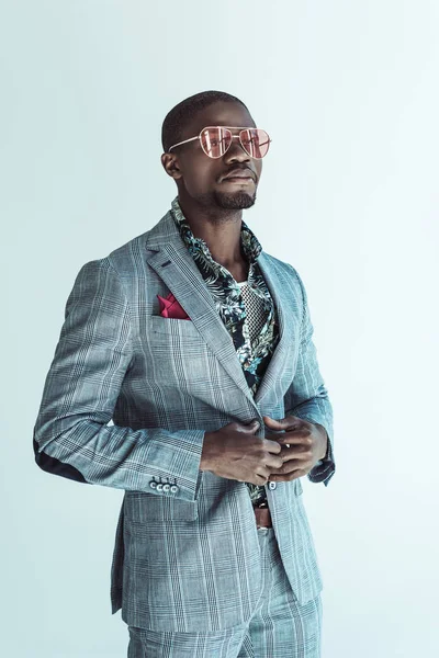 El hombre a la moda posando en traje y gafas — Foto de Stock