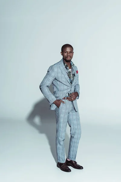 Fashionable african american man in suit — Stock Photo, Image