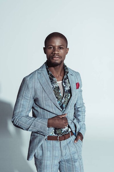 Стильный африканский американец в костюме
 