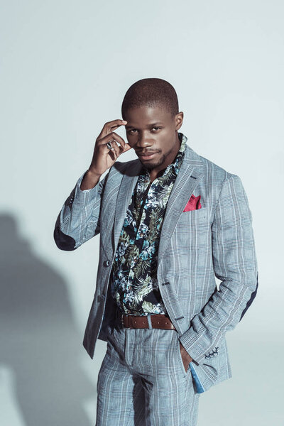 Стильный африканский американец с рукой в кармане
