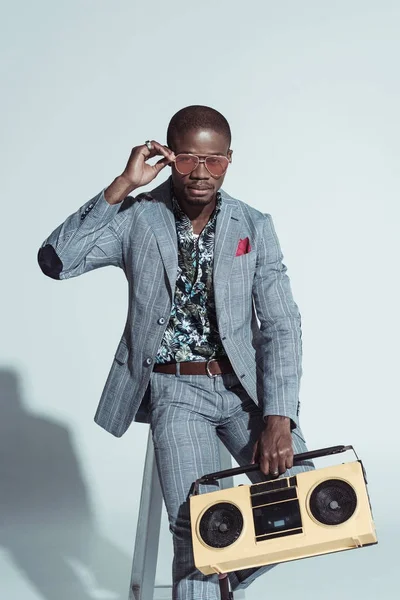 Homem elegante no banco do bar com boombox — Fotografia de Stock