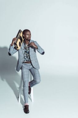 boombox tutan takım elbiseli adam