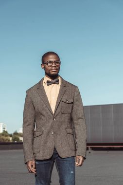 Takım elbiseli şık Afrikalı-Amerikalı adam