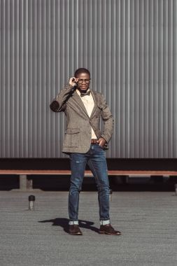 şık giysiler içinde Afrika kökenli Amerikalı adam