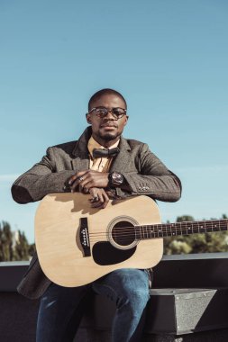 Gitar ile şık Afrikalı-Amerikalı adam