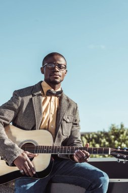 Şık Afrikalı-Amerikalı adam gitar çalmak