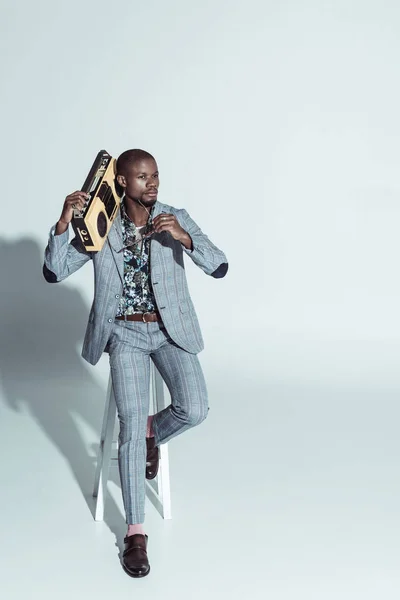 Man in suit holding boombox — Stock Photo, Image