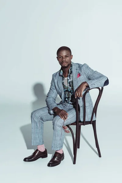 Hombre en traje elegante posando en silla — Foto de Stock
