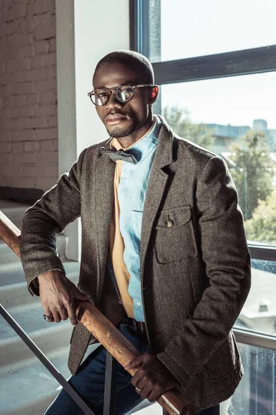 Homme afro-américain élégant dans les escaliers — Photo