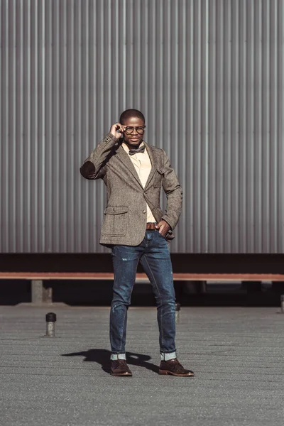 Homme afro-américain dans des vêtements élégants — Photo gratuite
