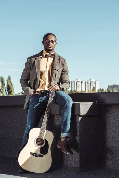 ギターと屋上でアフリカ系アメリカ人 — ストック写真