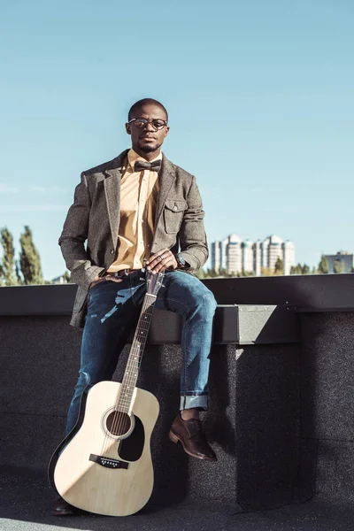 African american man on rooftop with guitar — Stock Photo, Image