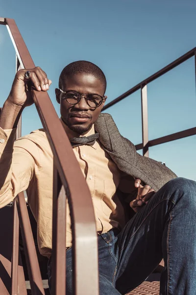 Αφρικανική αμερικανική άνθρωπος που κάθεται σε σκαλοπάτια — Δωρεάν Φωτογραφία
