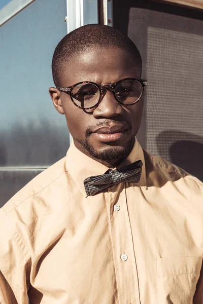 Unga afroamerikanska mannen i glasögon — Stockfoto