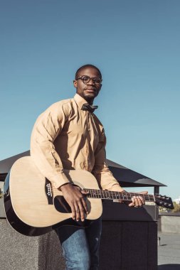 Gitar çalan Afrikalı Amerikalı adam