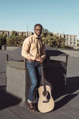 Gitar tutan genç Afro-Amerikan adam