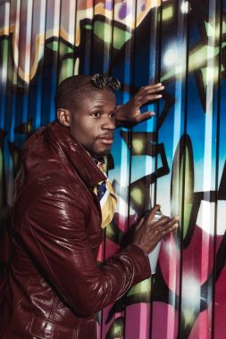 Afrika kökenli Amerikalı adam boyama grafiti