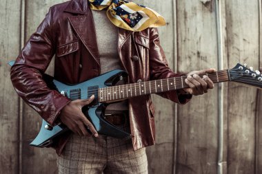 Gitar ile şık Afrikalı-Amerikalı adam