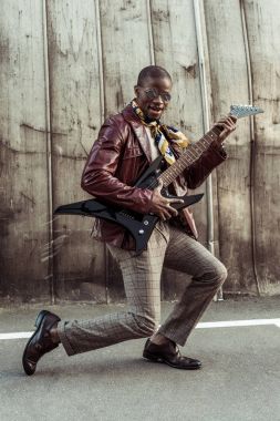 Afrika kökenli Amerikalı adam gitar ile poz
