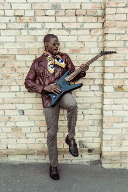 Şık Afrikalı-Amerikalı adam gitar çalmak