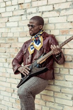 Gitar çalan Afrikalı Amerikalı adam