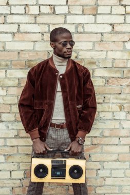 Boombox tutan şık Afrikalı-Amerikalı adam