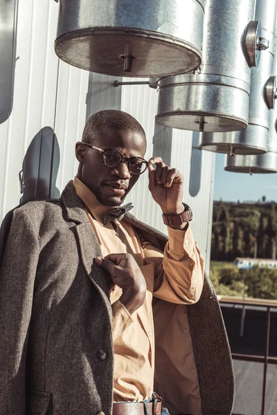 Afrika kökenli Amerikalı adam ceket ve gözlük — Stok fotoğraf