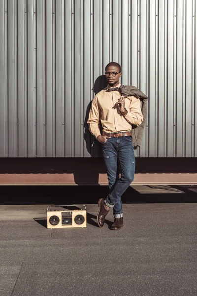 Africano americano homem posando com jaqueta — Fotografia de Stock Grátis