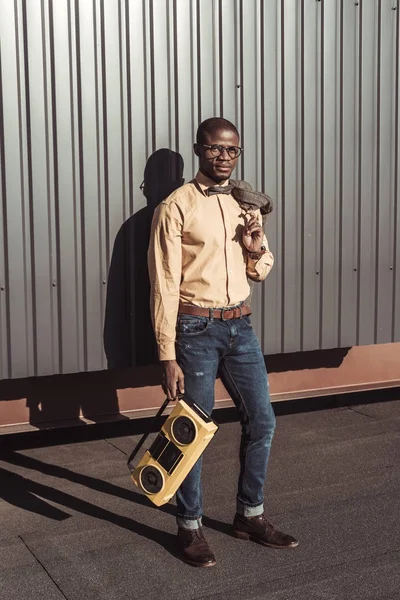 Αφρικανική αμερικανική άνθρωπος που κρατά boombox και σακάκι — Φωτογραφία Αρχείου