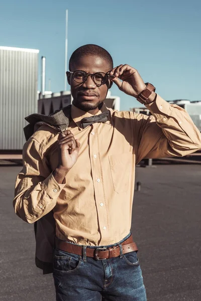 Κομψό αφρικανική αμερικανική άνθρωπος που κρατά το σακάκι — Φωτογραφία Αρχείου
