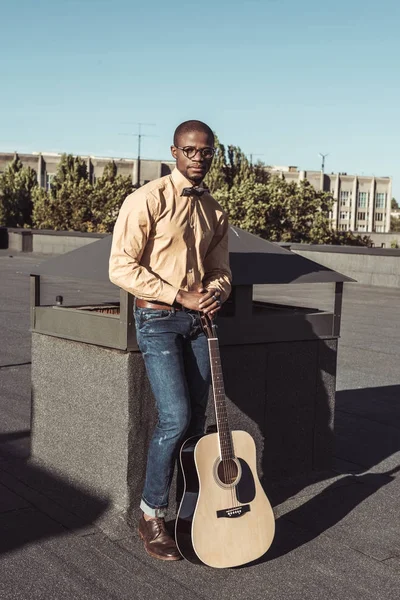 Młody człowiek Afryki amerykański holding gitara — Zdjęcie stockowe