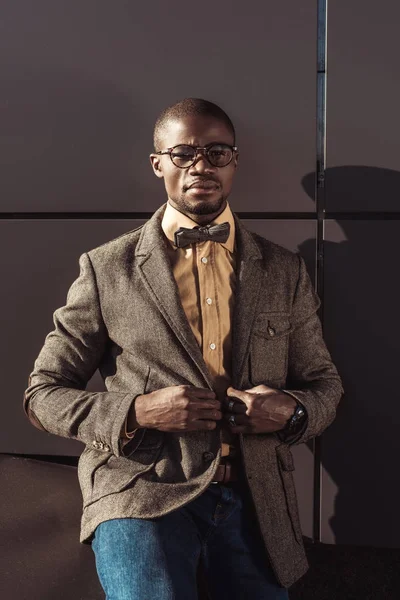 Stylish african american man adjusting jacket — Free Stock Photo
