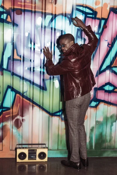 African american man painting graffiti — Stock Photo, Image