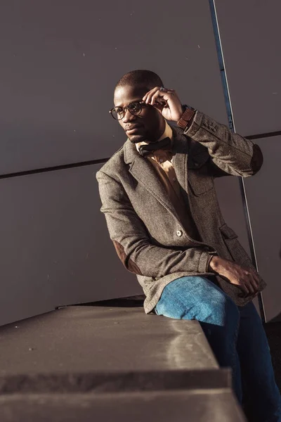 Hombre afroamericano en traje y gafas — Foto de Stock