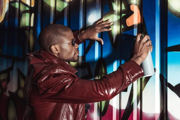 Hombre afroamericano pintando graffiti — Foto de Stock