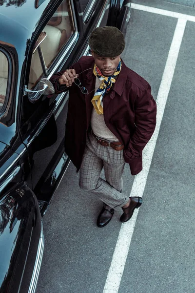 Fashionable man posing with car — Free Stock Photo