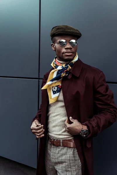 Hombre de moda en gafas de sol y chaqueta de otoño — Foto de Stock