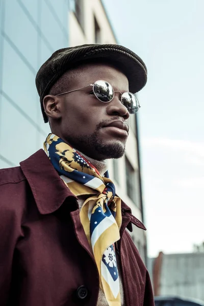 Hombre afroamericano en gafas de sol — Foto de Stock